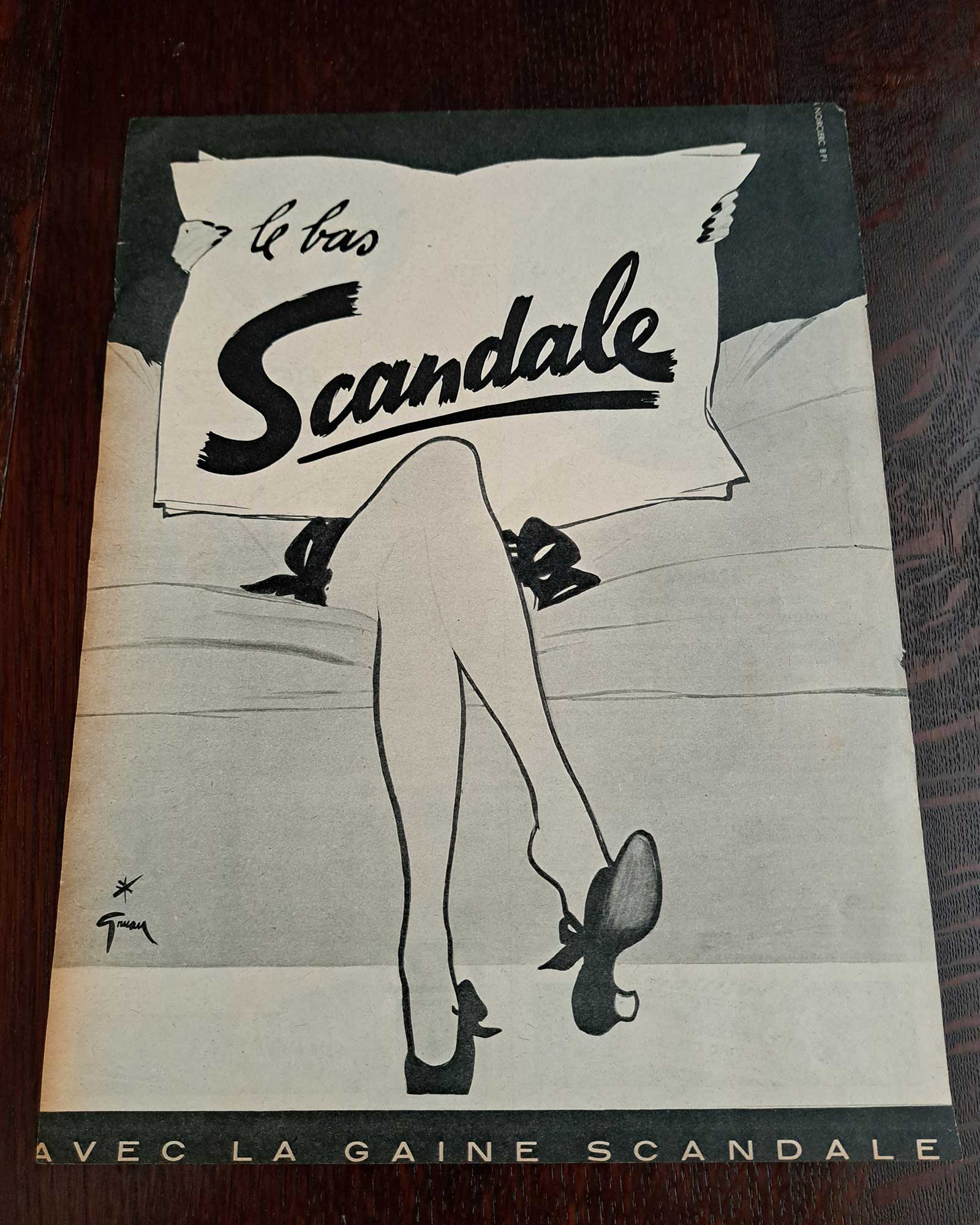 ルネ・グリュオー≪スキャンダルのストッキング≫(新聞を読む女性) 1952年