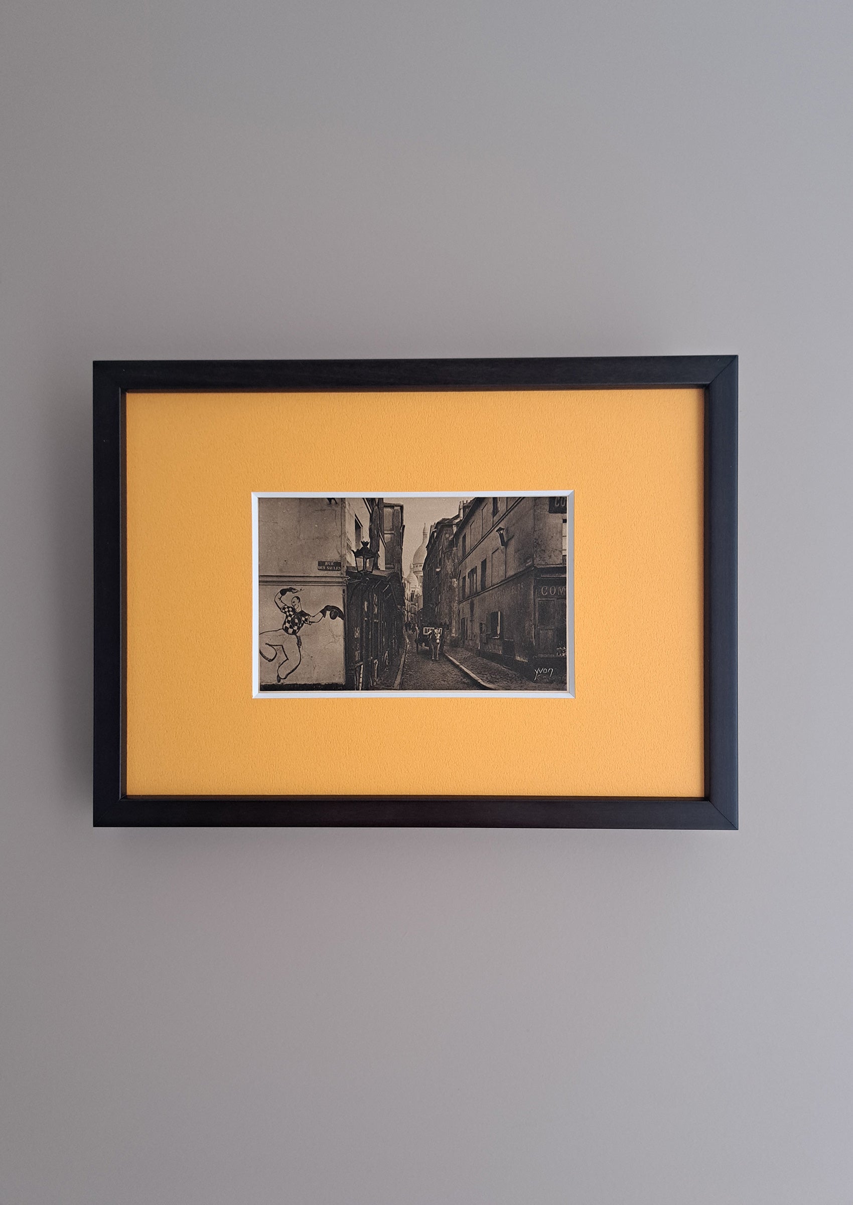 《モンマルトルのサン・リュスティック通り》 1910年頃 モンマルトルの通りとサクレクール寺院を写したアンティーク写真絵はがき|額装付き