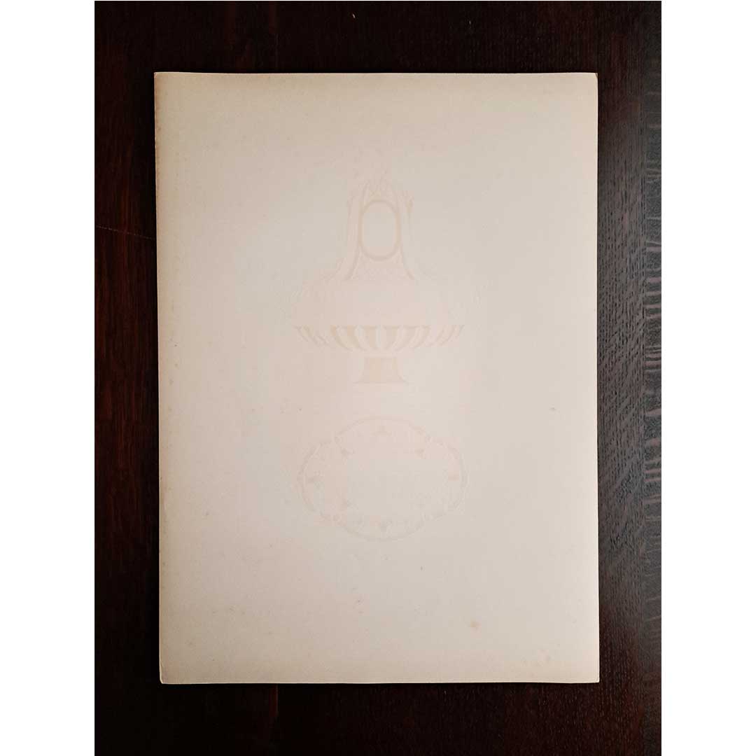 Sèvres soft porcelain plate No. 28 "Vase decorated with Marie-Thérèse medallion and tray with ribbon pattern"