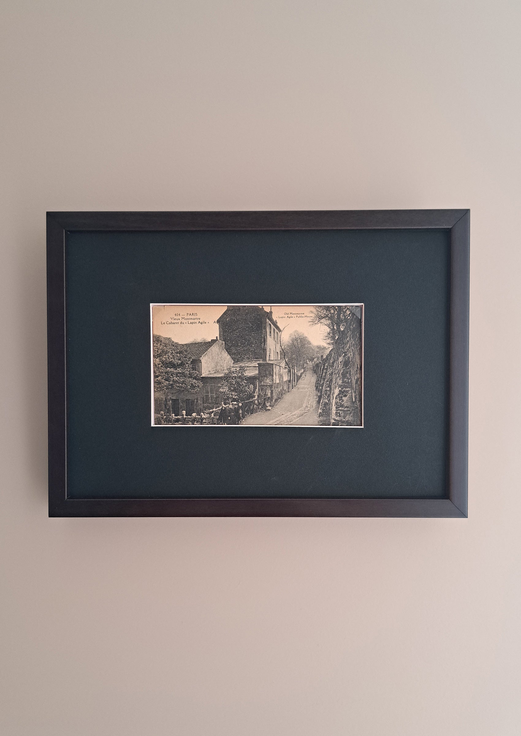 《ラパン・アジル》｜ 1910年頃 モンマルトルのシャンソニエを写したアンティーク写真絵はがき｜額装付き