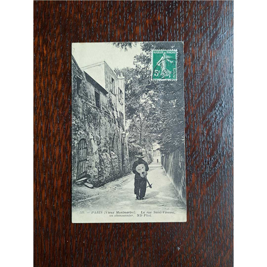 《パリ　サン・ヴァンサン通りを歩くシャンソニエ》｜ 1912年消印 アンティーク写真絵はがき