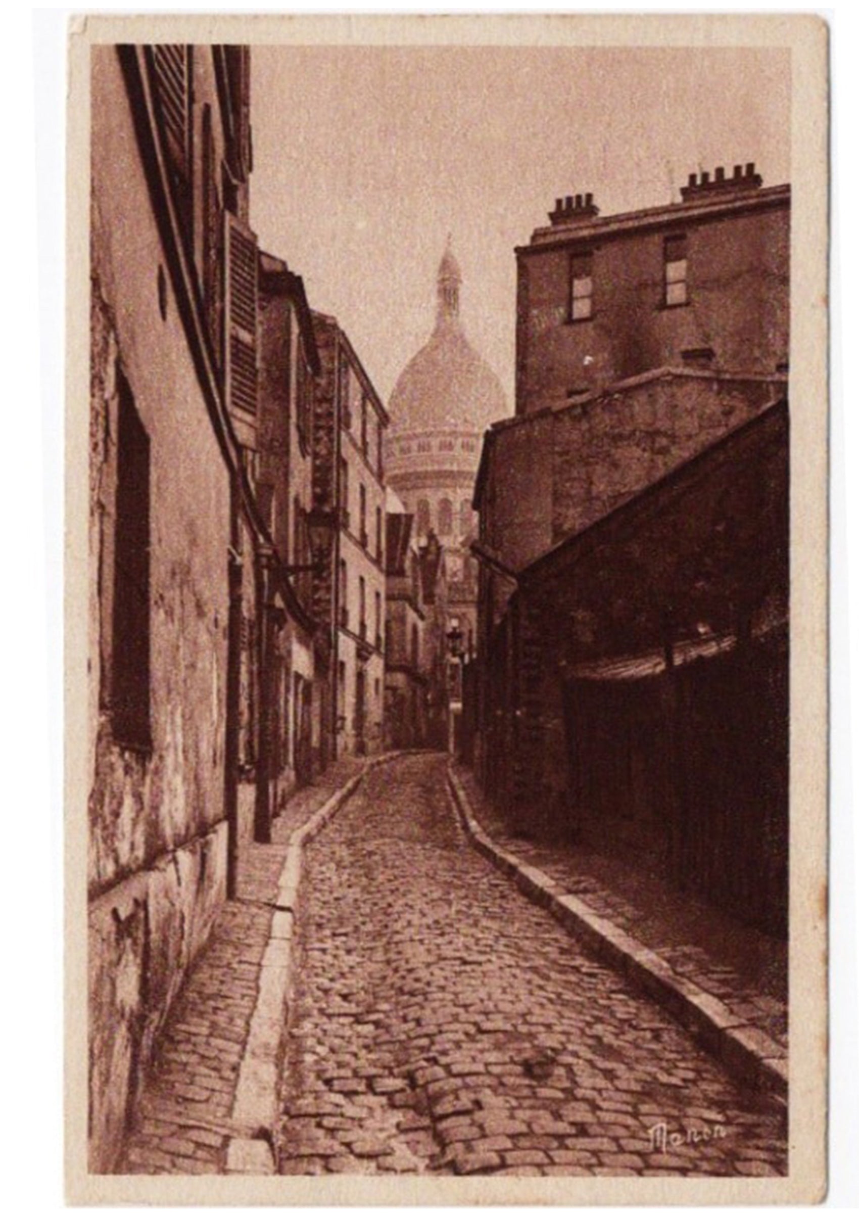 《モンマルトルのサン・リュスティック通り》 1927年 サクレクール寺院を望む坂道のアンティーク写真絵はがき｜額装付き